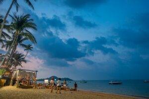 Our oceanfront resort on Koh Samui is close to many beach bars and restaurants